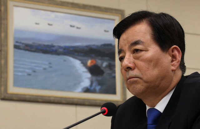 The face of Minister of National Defense Han Min-goo holds a firm expression as he takes Saenuri Party member Yoo Seung-min’s question as to what is being done to counter the deployment of North Korea’s nuclear weapons during the National Assembly’s National Defense Committee meeting