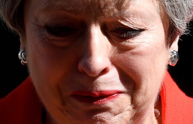 5월24일 테리사 메이 영국 총리가 런던에서 사퇴 성명을 발표한 뒤 울먹이고 있다. 로이터 연합뉴스