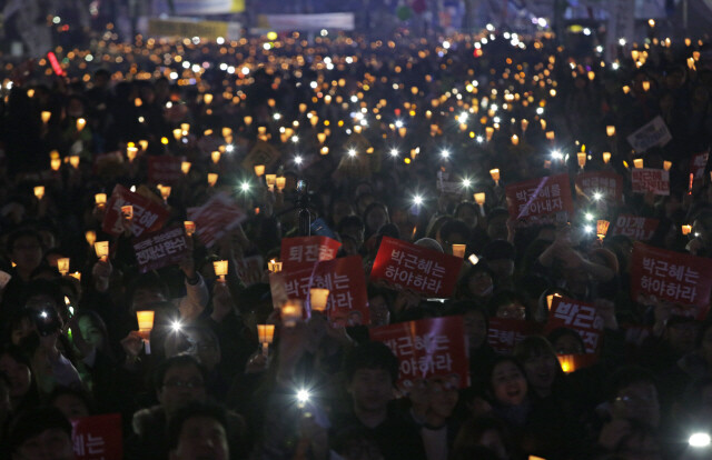 2016년 11월19일 서울 광화문광장에서 열린 촛불집회에서 시민들이 촛불을 치켜들며 박근혜 대통령의 퇴진을 외치고 있다. 김진수 기자 jsk@hani.co.kr