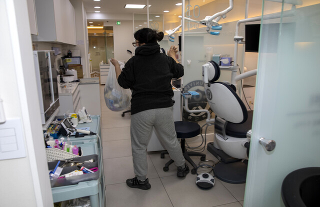 한 청년여성 노동자가 치과병원에서 청소하고 있다. 그는 햄버거 매장에서 밤샘노동을 하다 산업재해를 입었다. 김진수 선임기자