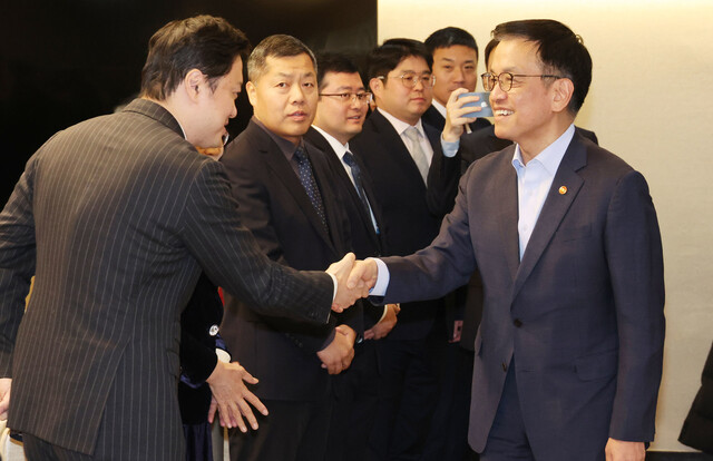 최상목 만난 중국 기업인들 "경제･금융시스템 안정화 힘써 달라"