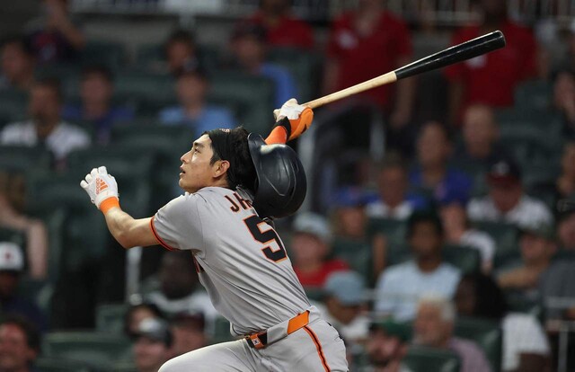 San Francisco Giants Lee Jung -hu is struck by the helmet six times in a visit to Atlanta Braves on the 23rd (Korea time). Atlanta/AFP Yonhap News
