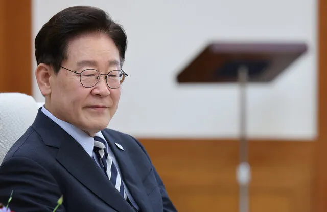 지지율 급락에 회견 나서는 이 대통령 “솔직 직격 답변” 통할까