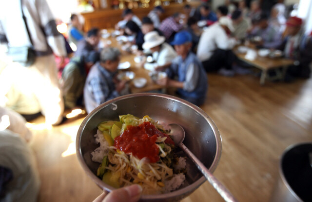 서울의 한 무료급식소에서 가난한 노인들과 시민들이 밥을 먹고 있다. 정용일 기자