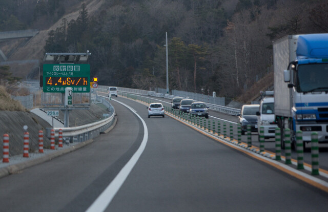 지난 2월27일 일본 동북부 센다이로 가는 고속도로에서 고정식 방사선량 측정기가 ‘시간당4.4μSv(마이크로시버트)’를 가리키고 있다. 연간 노출량으로 38mSv(밀리시버트), 사람이 거주할 수 없는 수준이다.