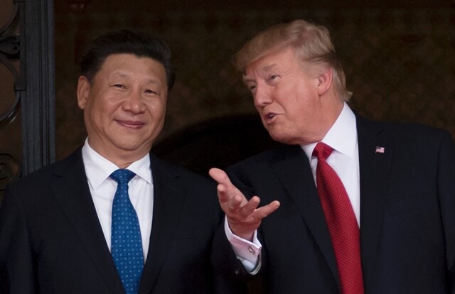 도널드 트럼프 미국 대통령이 정상회담을 위해 플로리다 팜비치 휴양지를 방문한 시진핑 중국 국가주석을 맞이하고 있다. 연합뉴스