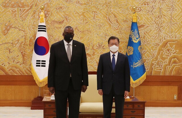 South Korean President Moon Jae-in (right) meets with US Defense Secretary Lloyd Austin on Thursday during his trip to Korea. (Blue House pool photo)