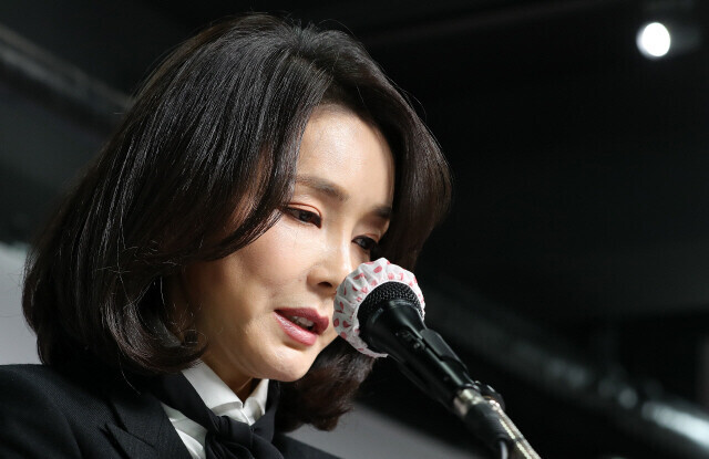 Kim Keon-hee, the wife of People Power Party presidential nominee Yoon Suk-yeol, reads a statement at the party’s headquarters in Seoul’s Yeouido on Dec. 26 regarding allegations that she inflated her resume. (pool photo)