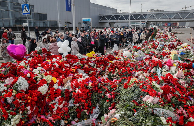 2024년 3월26일 나흘 전 테러 사건이 벌어진 러시아 모스크바주 외곽 크라스노고르스크의 ‘크로커스 시티홀’ 부근에 희생자를 기리기 위해 조문객들이 가져다 놓은 꽃다발이 산을 이루고 있다. EPA 연합뉴스