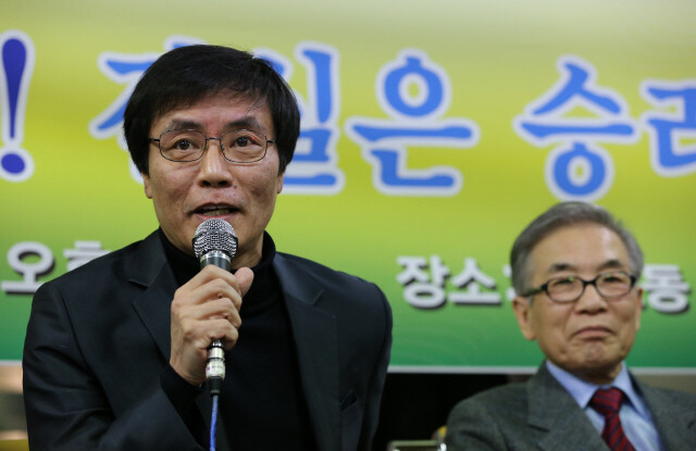  May 14. They attended the hearing to support Kang in his 24-year legal struggle. (by Lee Jeong-a
