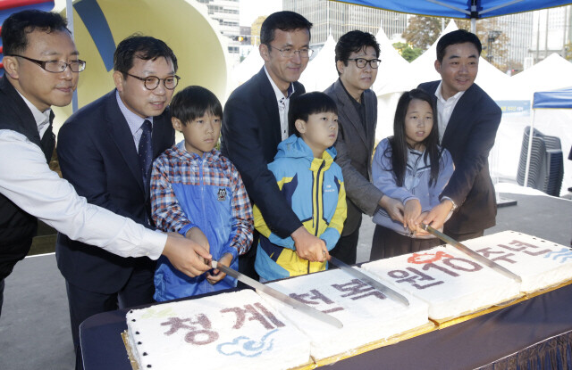 10월1일 청계광장에서 열린 청계천 복원 10주년 기념식에서 이제원 서울시 행정2부시장(가운데) 등을 비롯한 관계자들과 2005년 10월1일 태어난 ‘청계둥이’ 어린이들이 기념 촬영을 하고 있다. 김진수 기자