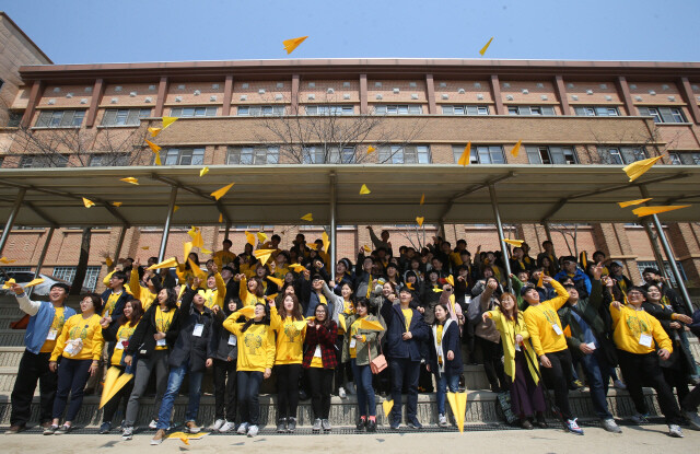 University students fly paper planes with messages for victims of the Sewol sinking
