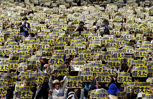 “분노가 한계를 넘었다.” 6월19일 일본 오키나와 오노야마공원 육상 경기장에 주민 6만5천여 명이 모였다. 이들은 지난 4월 오키나와 후텐마 기지에 근무하는 미국 해병 군무원이 20살 일본 여성을 살해한 것과 관련해 ‘미군기지 철수’를 주장하며 대규모 ‘현민대회’를 열었다. REUTERS 연합뉴스