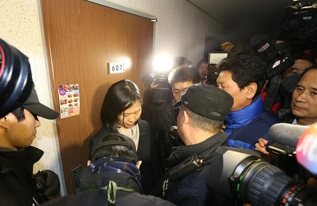 2012년 12월11일 인터넷에서 대선 여론 조작을 한 국가정보원 직원 김아무개씨의 서울 역삼동 오피스텔 앞에 당시 권은희 수서경찰서 수사과장과 취재진 등이 모여들었다. 국정원 댓글 사건의 서막이 열리는 순간이었다. 한겨레 이종근 기자