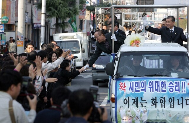 2005년 11월3일 경북 경주 방사성폐기물처분장 유치를 ‘축하’하는 경주시 관계자들의 카퍼레이드 모습. 시민과 악수하는 사람이 당시 백상승 경주시장이다. 한겨레 김정효 기자