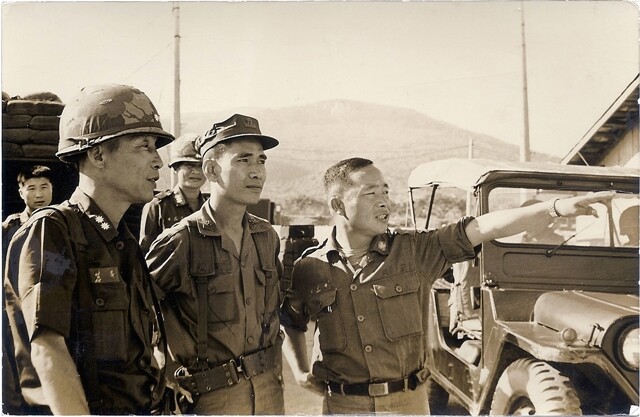 베트남전쟁 때 한국에 있던 아내에게 편지 356통을 부친 참전 군인 정영환(맨 오른쪽). 한베평화재단 제공