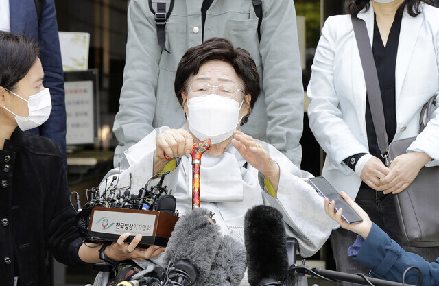 “Comfort women” survivor Lee Yong-soo, 92, speaks to reporters as she leaves the Seoul Central District Court on Wednesday. (Kim Myoung-Jin/The Hankyoreh)