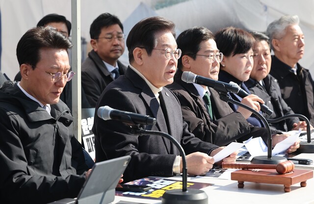 이재명 더불어민주당 대표가 지난 19일 서울 종로구 경복궁역 부근 광화문 민주당 천막농성장에서 열린 현장 최고위원회의에서 발언하고 있다. 국회사진기자단