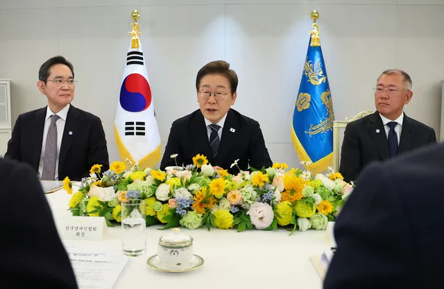 이재명 대통령이 재벌총수들과 간담회 하는 모습