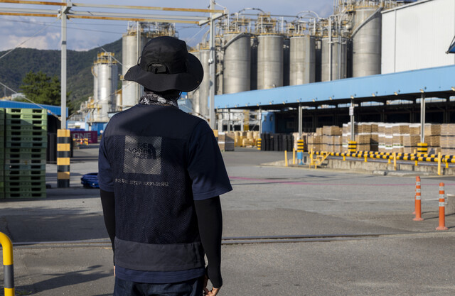 롯데케미칼 첨단소재 하청업체에서 일하고 있는 임아무개(43)씨가 2025년 7월14일 전남 여수국가산업단지 내 롯데케미칼 첨단소재 공장 정문 앞에 서 있다. 임씨는 2025년 7월31일 자로 해고 예고 통보를 받았다. 여수/김진수 선임기자 jsk@hani.co.kr