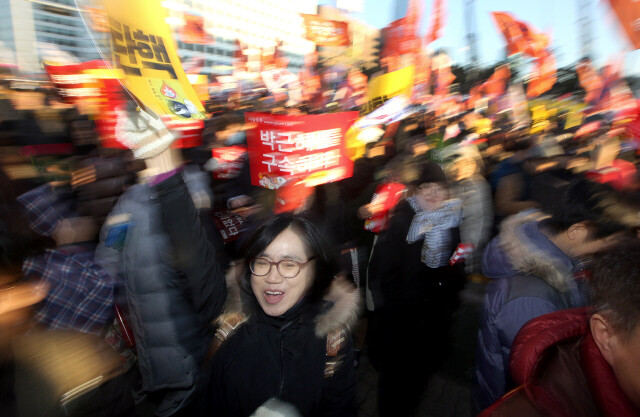 12월9일 서울 여의도 국회의사당 앞에 모인 시민들이 탄핵 가결에 환호하고 있다. 정용일 기자