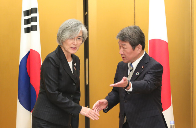 South Korean Foreign Minister Kang Kyung-wha shakes hands with Japanese Foreign Minister Toshimitsu Motegi during a meeting of G20 foreign ministers in Nagoya, Japan, on Nov. 23. (Yonhap News)