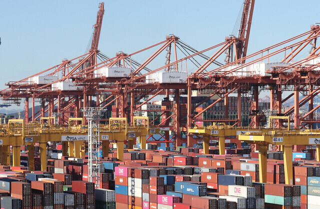 Cranes move freight containers in a port in Busan in this undated photo. (Yonhap)