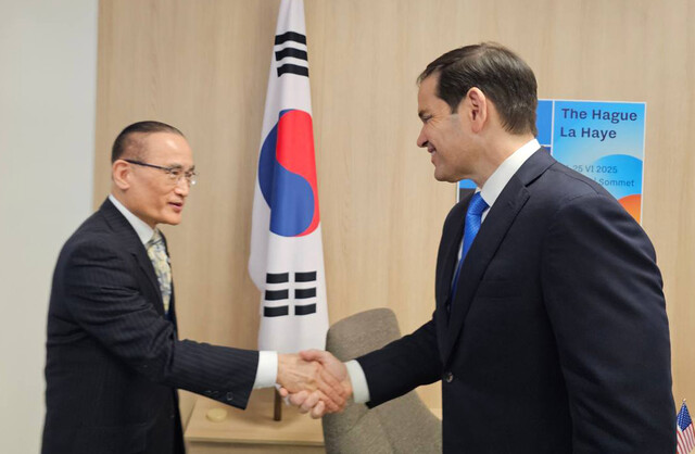위성락 안보실장이 지난달 24일(현지시각) 네덜란드 헤이그에서 개최된 북대서양조약기구(NATO) 정상회의에 이재명 대통령을 대신해 참석해 마코 루비오 미 국무장관을 만나 악수하고 있다. 대통령실 제공