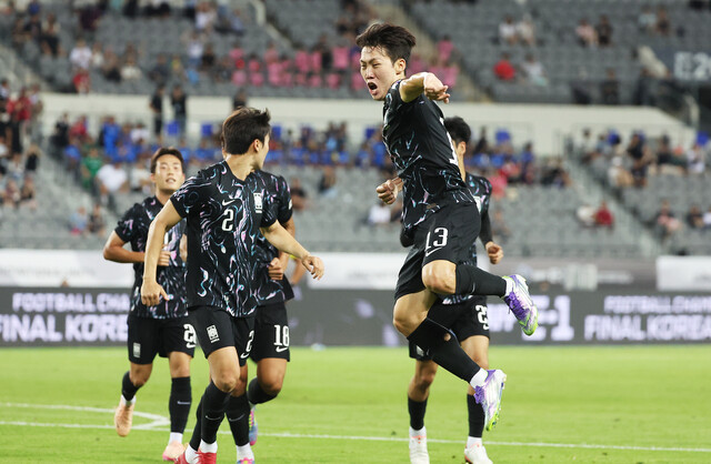 Kang Sang-yun is pleased with the first half of the match against Hong Kong in the second leg of the East Asian Football Federation (EAFF) E-1 Championship (East Asian Cup) in the second leg of Hong Kong. Yonhap News