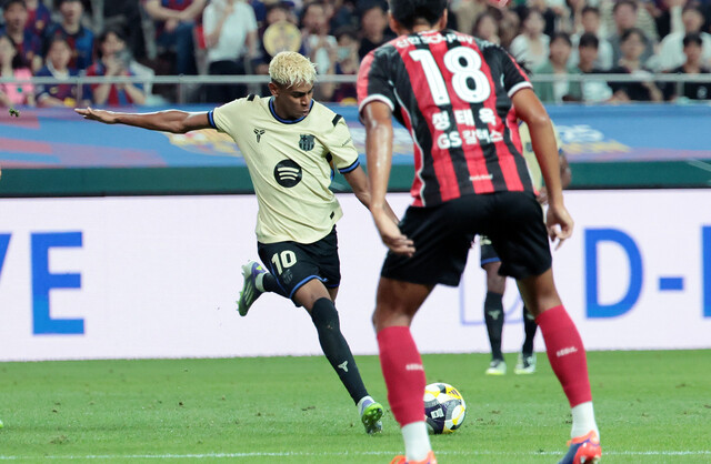 FC Baro Cello Ramin Mal is scoring the second goal in a friendly match against FC Seoul at the Sangam World Cup Stadium in Seoul on the 31st. Yonhap News