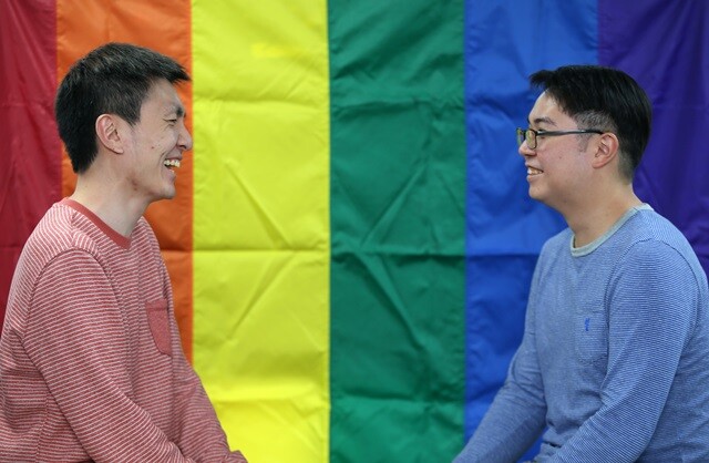 대만 성소수자 단체 ‘퉁즈’ 활동가 펑즈류(영어 이름 레오·왼쪽), 두쓰청을 1월9일 서울 종로구 ‘친구사이’ 사무실에서 만났다. 두 사람은 12년을 함께한 파트너다. 정용일 기자