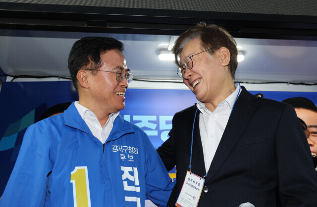 Ahead of the by-election for the mayorship of Gangseo District, Democratic Party nominee Jin Gyo-hoon stands with party leader Lee Jae-myung at a campaign event on Oct. 9. (Kim Bong-gyu/The Hankyoreh)