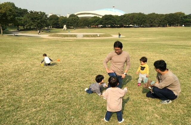 지난해 가을 평일 낮에 서울 송파구 올림픽공원에 <한겨레> 기자 아빠들과 그 아이들이 모였다. ‘기이한(?)’ 이 모임은 꾸준히 이어지고 있다. 이승준