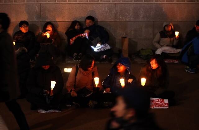 5차 촛불집회가 열린 지난해 11월26일, 연인끼리 가족끼리 탄핵 촛불을 든 모습이 정겹다. 정용일 기자