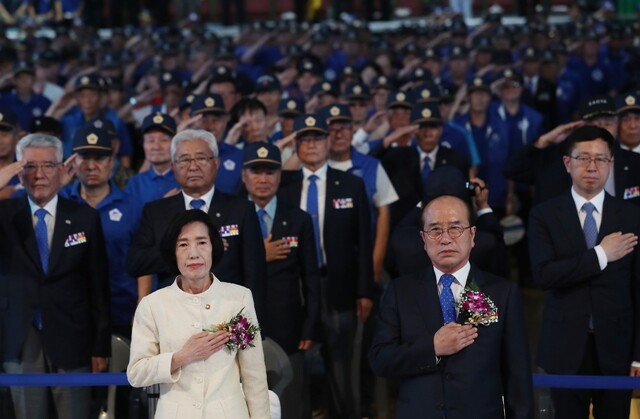 7월18일 서울 잠실 실내체육관에서 열린 ‘고엽제의 날’ 행사에 참석한 피우진 국가보훈처장. 오른쪽은 황규승 대한민국고엽제전우회 회장. 연합뉴스