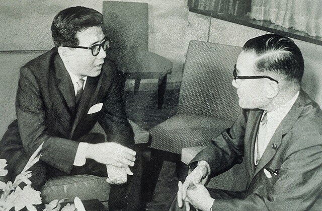 한일협정을 체결하기 하루 전인 1965년 6월21일, 이동원 외무부 장관(왼쪽)과 시나 에쓰사부로 외상이 이야기를 나누고 있다. 한겨레 자료