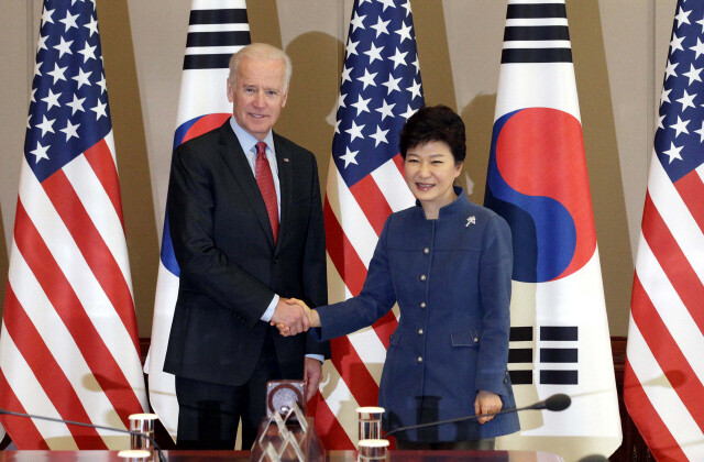 바이든 미국 대통령 당선자가 2013년 12월6일 박근혜 대통령과 만나 악수를 나누고 있다. &lt;한겨레&gt; 자료 사진