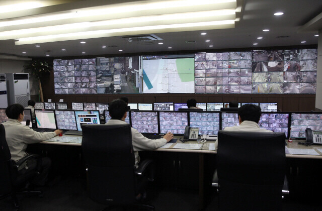 Workers in a control office in one municipal government’s CCTV operation room. Photo unrelated to the content of the article. (Hankyoreh archive photo)
