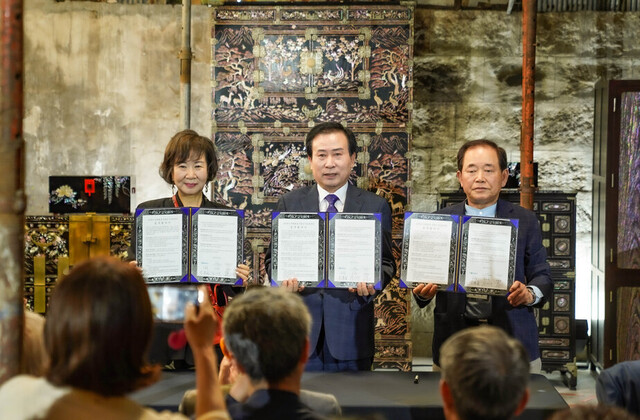 손혜원 전 의원(왼쪽)과 박홍률 목포시장이 2023년 5월17일 ‘나전칠기 공예품 및 부동산 기증을 위한 업무협약’을 맺고 있다. 목포시 제공