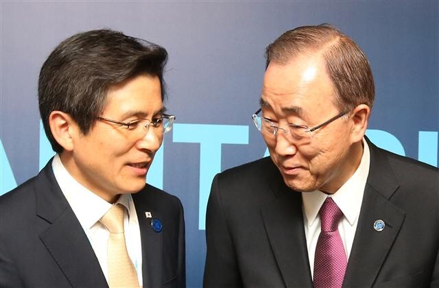 UN Secretary General Ban Ki-moon (left) talks with Prime Minister Hwang Kyo-ahn at the World Humanitarian Summit in Istanbul