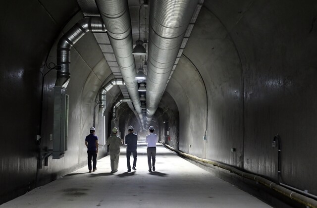 고준위 방사성폐기물처분장의 안전성을 연구하기 위해 설치된 한국원자력연구원 지하처분연구시설 내부모습. 산속에 설치된 지하터널을 따라 걸어가면 끝에 연구시설이 있다. 실제 핵연료를 쓰진 않는다.