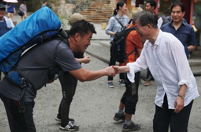 휴가 2일차인 7월31일 산에서 만난 시민에게 인사하는 문 대통령. 청와대 제공