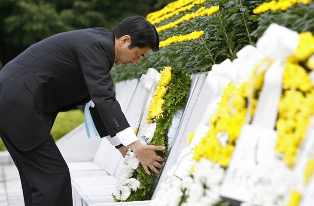 히로시마 원자폭탄 투하 72주기를 맞아 아베 신조 일본 총리가 8월6일 히로시마 평화공원에 마련된 ‘원폭사몰자위령비’에 조화를 놓으며 추모하고 있다. REUTERS 연합뉴스