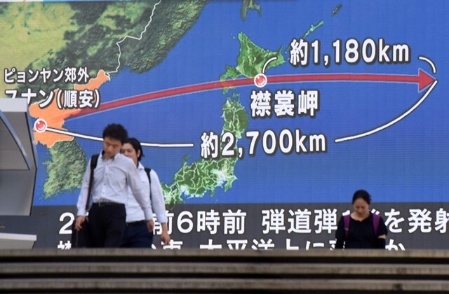 북한은 8월29일 일본 상공을 지나는 중장거리탄도미사일을 발사했다. 일본 현지 언론이 야단법석을 떨며 이 사건을 보도했다. AFP 연합뉴스