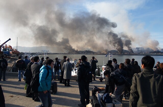 2010년 11월23일 인천 옹진군 연평도에 북한이 발사한 포탄 수십 발이 떨어져 연기가 피어오르는 모습. 한겨레