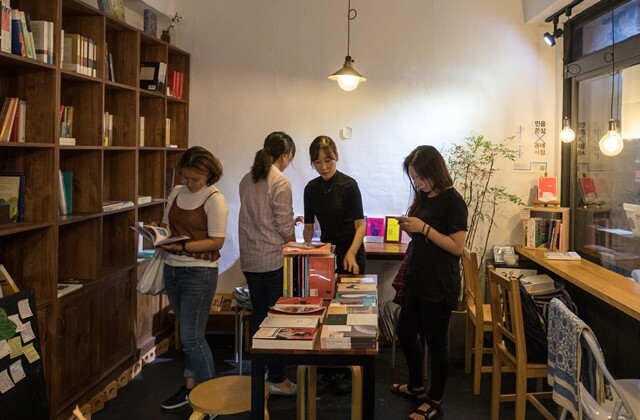 동네책방 ‘고요서사’에서 열리는 소설 대담 행사를 준비하기 위해 책을 옮기는 기자(왼쪽 두 번째)와 차경희 대표(왼쪽 세 번째).