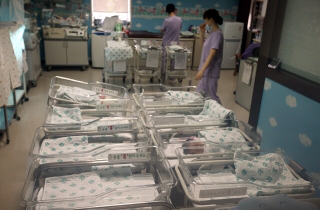 한국의 출산율은 점점 떨어지고 있다. 2017년 상반기 합계출산율은 사상 최저 수준인 1.03명까지 떨어졌다. 육아비용이 사회적으로 분담되지 않기 때문이다. 한겨레 윤운식 기자
