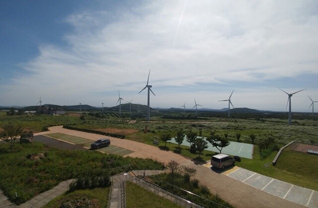 제주도 서귀포시 표선면의 가시리마을이 소유한 공동 목장에는 이례적으로 풍력발전단지와 태양광발전단지가 함께 들어서 있다. 9월13일 풍력발전기들이 힘차게 돌아가고 있다.