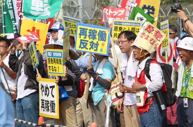 원전 재가동에 반대하는 일본 시민들이 2015년 8월 가고시마현 센다이 원전 앞에서 “재가동을 멈추라”며 항의집회를 열었다. 연합뉴스