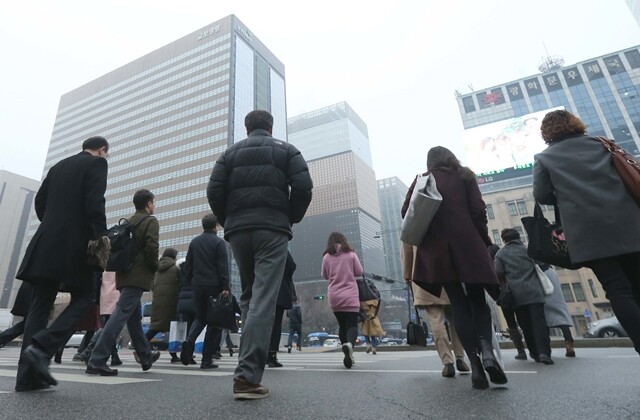 2017년 새해 첫 월요일인 1월2일 오전, 서울 광화문 사거리에서 시민들이 출근하고 있다. 그에 앞선 2016년 삼성SDI에서는 1천 명 넘는 노동자들이 일터를 잃었다. 회사가 주장하듯 자발적인 희망퇴직 때문이었을까, 인력 퇴출을 목적으로 자행됐다는 의혹을 받는 혹독한 감사 때문이었을까. 한겨레 박종식 기자